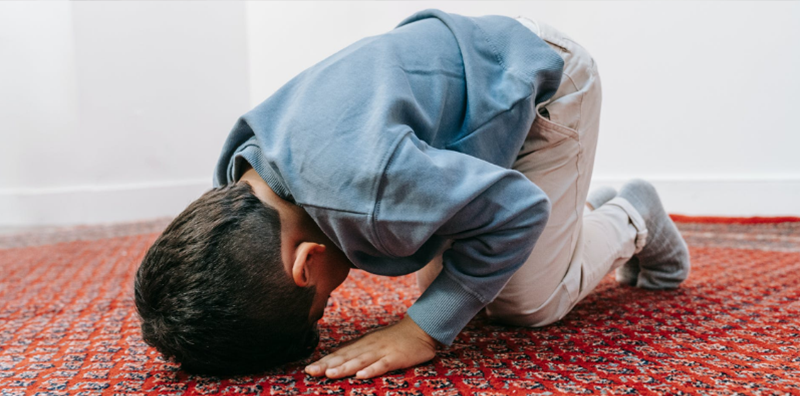 https://cdn.popmama.com/content-images/post/20220314/salat-muslim-prayingpng-06553f3fbeb643bf9f3cc01e07c65c15_800x420.png